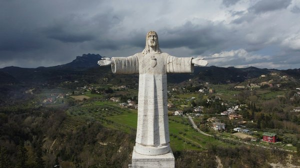 Comment organiser un marché d'artisans locaux avec une section éducative pour les enfants?
